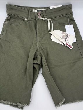 Size 0 W24 Doll House Juniors Green Olivo High Rise Raw Hem Bermuda Shorts